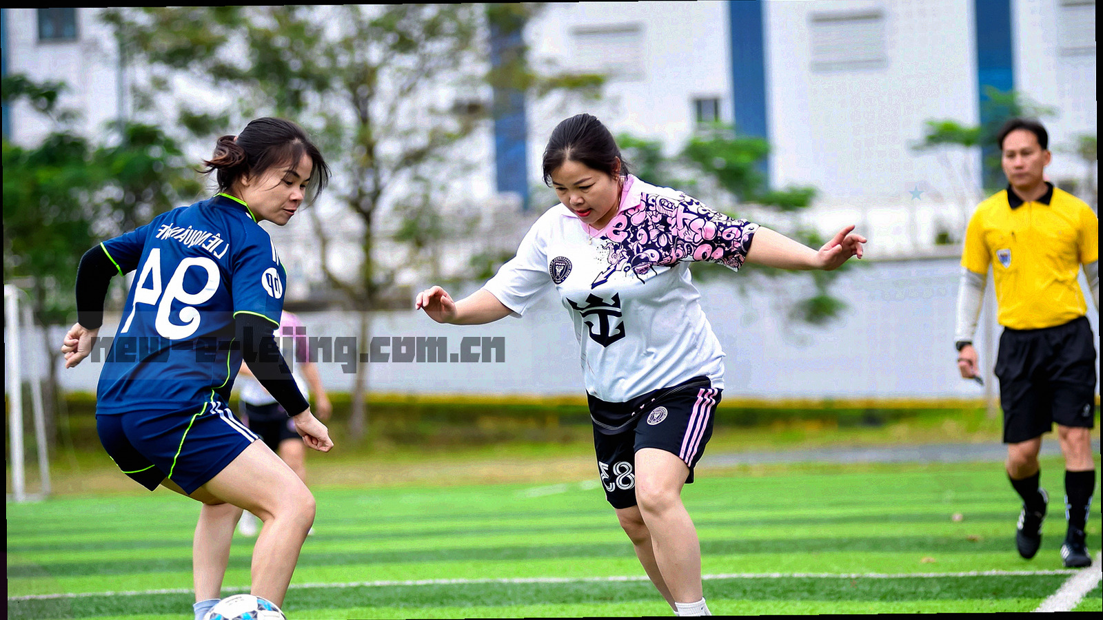 手机、平板与桌面屏幕并排显示同一组榜单数据